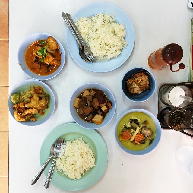 Owner: "What you want?" // Us: "What is everything?" // Owner: "Everythinnnggg" // ... and that's how we ended up with a smorgasbord of spicy non-distinct vegetarian Thai food // welcome to Thailand — thanks for the recommendation @lonelyplanet 